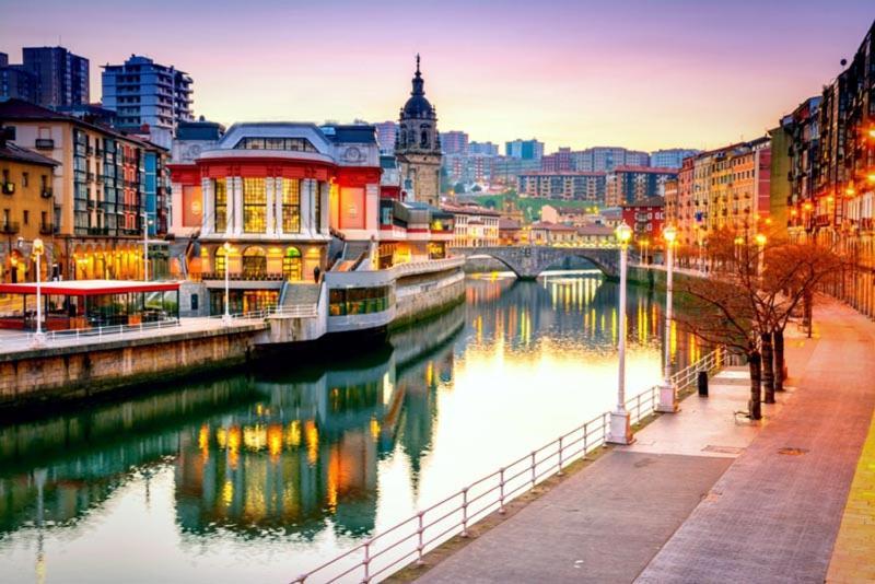 Apartament Centrico Con Vistas A La Ria! Garaje, Ideal 2-4 Bilbao